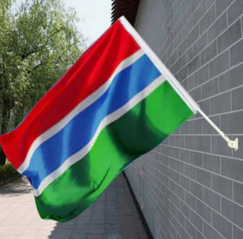 bandiera nazionale della Gambia fissata al muro con palo