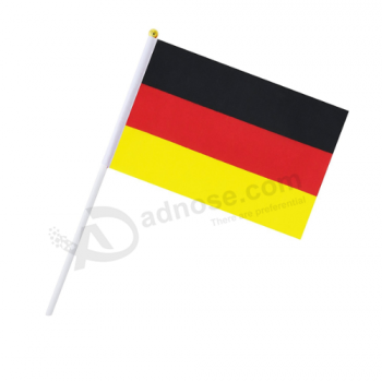 Bandera nacional del país alemania ondeando la mano con poste de plástico