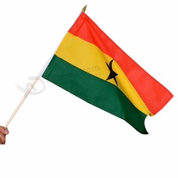 Venta al por mayor Precio bajo juego deportivo Ventilador animando poliéster pequeño país ghana bandera temblorosa de la mano