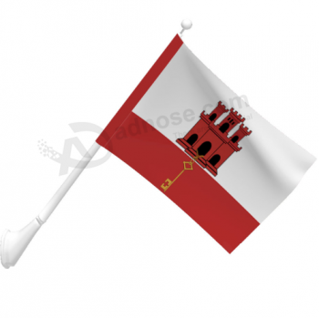 Открытый установленный флаг на стене Гибралтара с полюсом