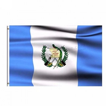 большой флаг страны Гватемала с полюсом вставлен в