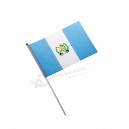 Coloridos fanáticos del fútbol bandera ondeando a mano de Guatemala
