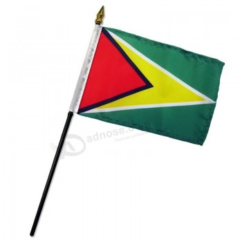 bandera de escritorio de la mesa de Guyana montada en una tela de tela de bastón de plástico negro de 10 pulgadas (super poliéster) (bordes cosidos para mayor durabilidad)