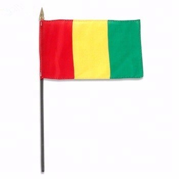 venda por atacado bandeira da mão de poliéster guiné com vara