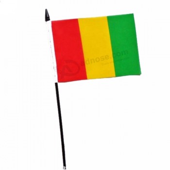 aangepaste logo snelle levering guinea hand wuivende vlag met plastic stok