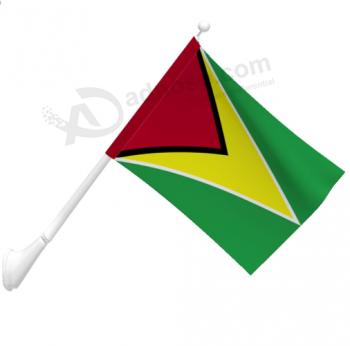 Bandera nacional de Guyana montada en la pared con poste