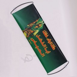 striscioni arrotolabili tenuti in mano con logo personalizzato