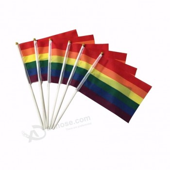 Heiße Regenbogenhand der Produkte 14 * 21cm, die homosexuelle Parade der Markierungsfahnen wellenartig bewegt, liefert Handhomosexuelle stolzmarkierungsfahnen