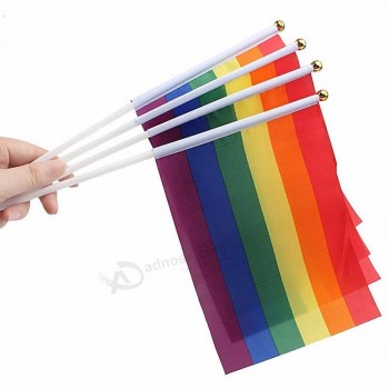 Textilheißer Verkauf kleine Erschütterung fördernder gedruckter homosexueller Stolz des Regenbogens 14 * 21cm Hand, die lgbt Flagge wellenartig bewegt