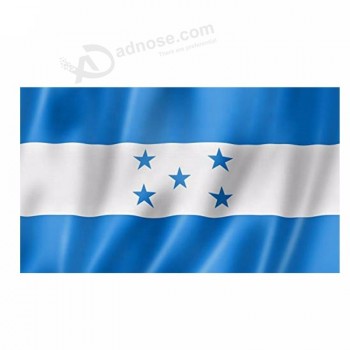 fãs de esporte real azuis usam bandeira do país de honduras com 2 olhos
