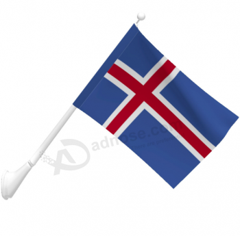Bandera nacional montada en la pared de Islandia con poste