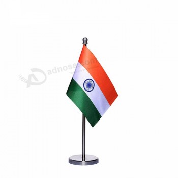 Barato al por mayor personalizado 20 * 30 cm decoración de escritorio de un solo eje mini bandera de mesa india