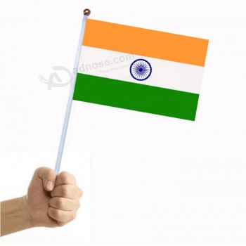 170 т полиэстер 14 * 21 см дешевые мини полюс рука, размахивая индийским флагом