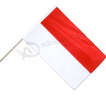 mini bandiera indonesiana tenuta in mano del bastone dell'Indonesia