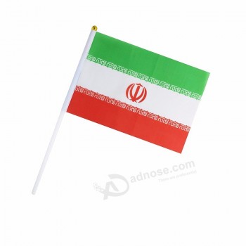 Fan, der Mini-Iraner-Iran-Handflaggen wellenartig bewegt