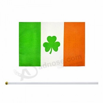 カスタマイズされたハンドヘルド長方形アイルランドシャムロックを振る旗
