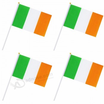 イベントのお祝いのための鮮やかな色のアイルランドの手持ちフラグ