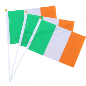 Rod plástico irlanda torcendo mão bandeira