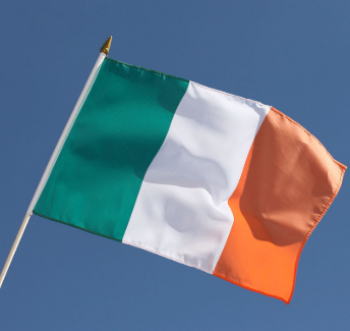 Bandera de sacudida de mano de Irlanda de tamaño pequeño impresa promocional personalizada