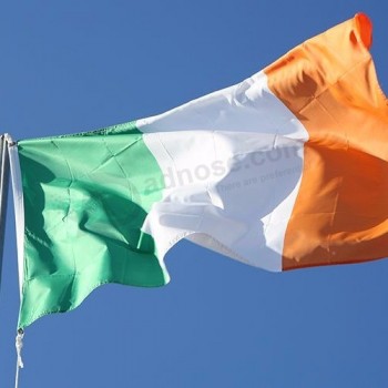 colgando banderas de país de bandera nacional de irlanda para al aire libre