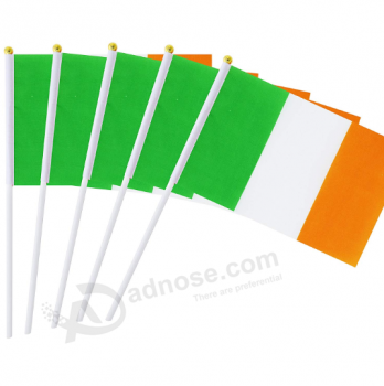 Barato al por mayor logotipo personalizado Irlanda mano ondeando mini bandera