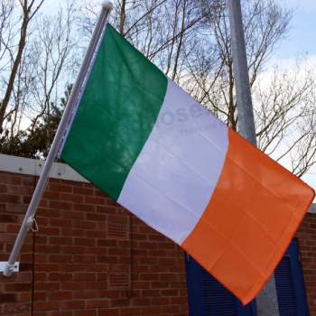 Bandera nacional montada en la pared de Irlanda con poste