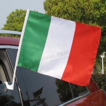 선전용 스크린은 이탈리아 국기를 인쇄했습니다