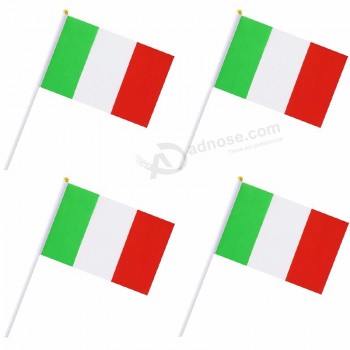италия рука флаг итальянская рука размахивая палкой флаг