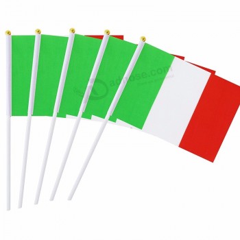 Fan Mini-Italien, das nationale Handflaggen mit Stock rüttelt