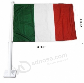 飛行イタリアイタリア国立車の窓の旗