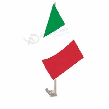 プラスチックポールとイタリアのスポーツ車の旗