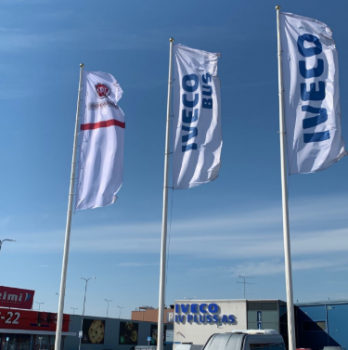 op maat gemaakte poolvlag voor iveco-reclame