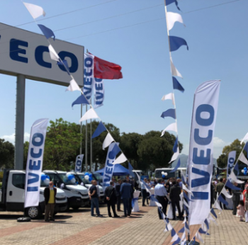 bedrukte polyester swooper vlag voor iveco-reclame