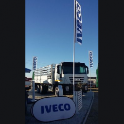 승진을위한 광고 기치가 구조 iveco 로고에 의하여 갑자기 나타납니다