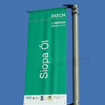 Publicidad personalizada al aire libre colgando banner de la calle