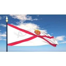 bandera de jersey volando contra un cielo azul con nubes en movimiento metraje