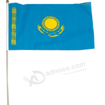 bandiera all'ingrosso di mini kazakistan in poliestere che agita la mano