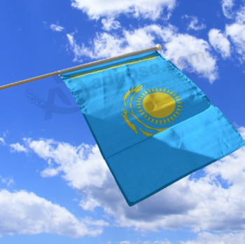 Казахстан держал маленький мини-флаг Казахстанский флаг