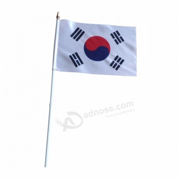aangepaste hoge kwaliteit goedkope 20 * 30 cm korea hand vlag met plastic of houten vlaggenmast
