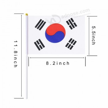 Coppa del mondo che incoraggia la bandiera della Corea tenuta in mano con asta in plastica
