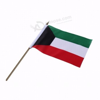 высокое качество печатных твердых пластиковых полюс Кувейт рука, размахивая флагом