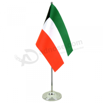 bandiera da scrivania all'ingrosso in kuwait in poliestere con supporto in metallo