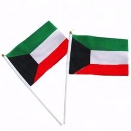 Fan, der Mini-Kuwait-Handflaggen wellenartig bewegt