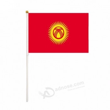 fertigen Sie fördernde Kirgisistan-Staatsangehöriglogo-Handflagge 2019 kundenspezifisch an