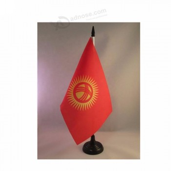impresión de seda 68d poliéster kirguistán bandera de mesa de país