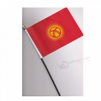 Venda quente varas do Quirguistão bandeira nacional 10x15 cm tamanho mão bandeira de ondulação