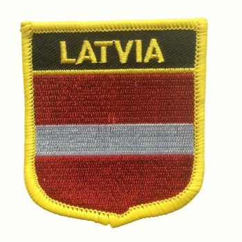 ラトビアフラグパッチ/国際シールドバッジアイアンオンエンブレム（ラトビアの紋章、2.​​75 