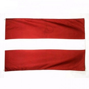 フルサイズの折り畳まれたポリエステルラトビア国旗