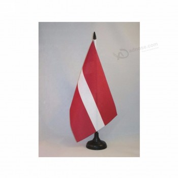 impresión de seda 68d poliéster letonia bandera de mesa del país