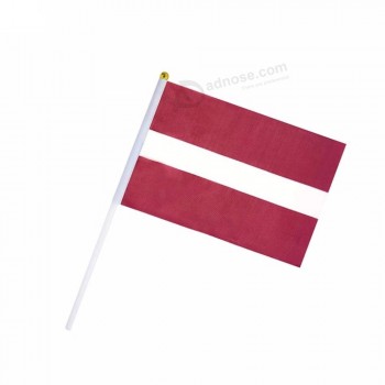 ホット販売ラトビアスティックフラグ国立10 x 15 cmサイズの手を振る旗